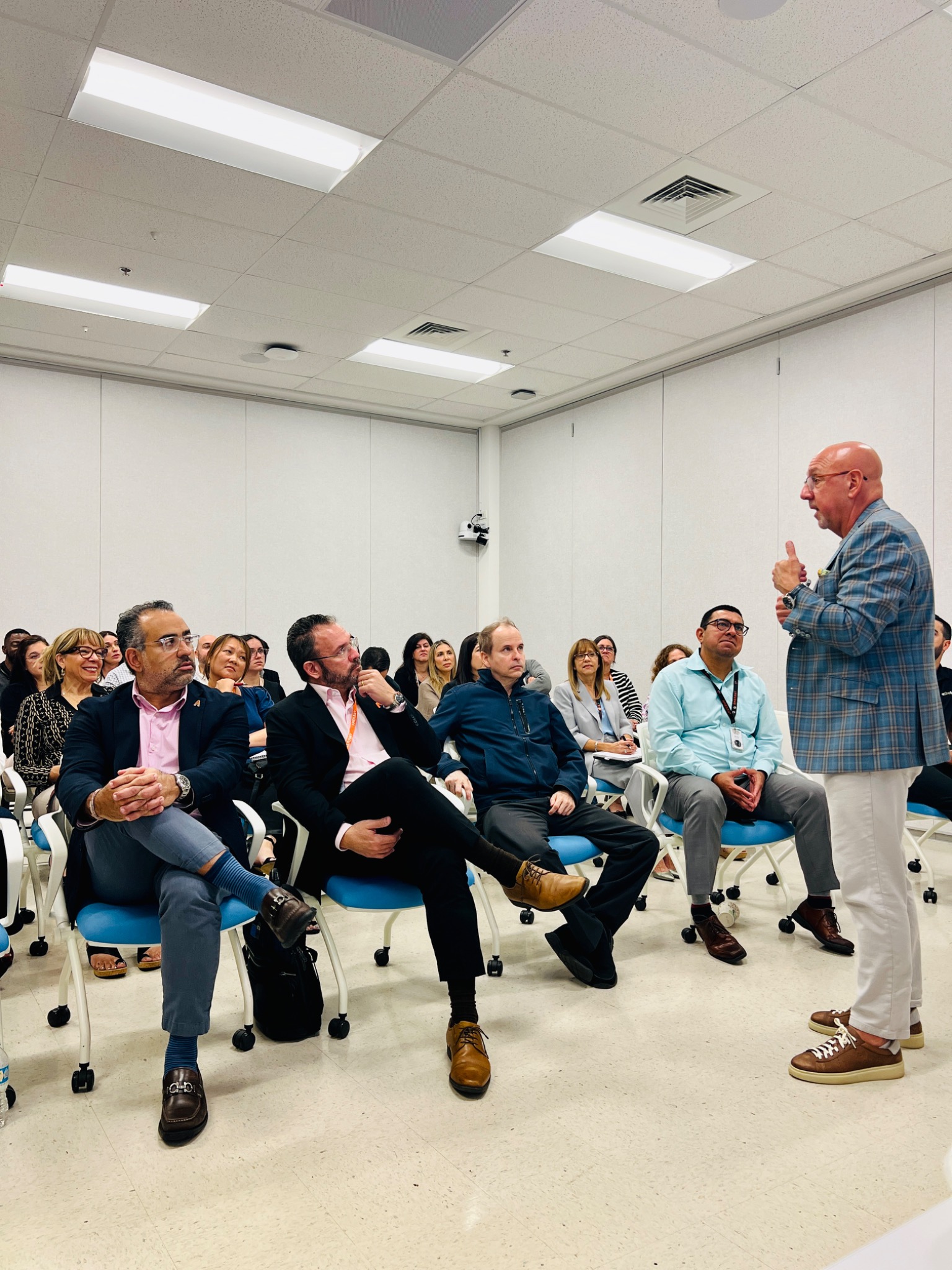 Steve Nudelberg coaching a room
